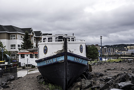 Food Stand in a Boat in Duluth, Minnesota thumbnail