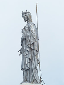 Jesus christ with crown concrete statue photo thumbnail