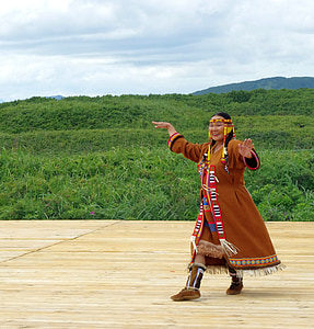woman dancing outdoors thumbnail