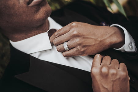 man tying up neck tie thumbnail