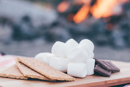 shallow focus photography of marshmallows and biscuits thumbnail