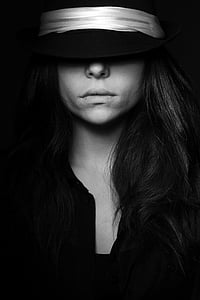 woman wearing hat thumbnail