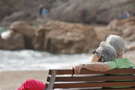 man and woman sitting on bench thumbnail