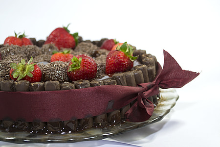 chocolate cake with strawberries thumbnail