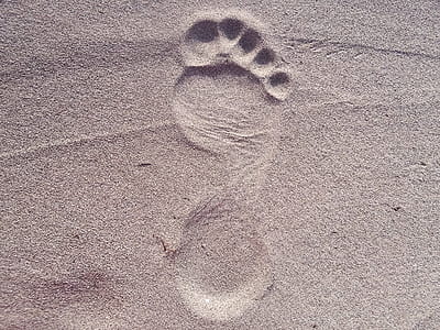 sand footprint during daytime \ thumbnail