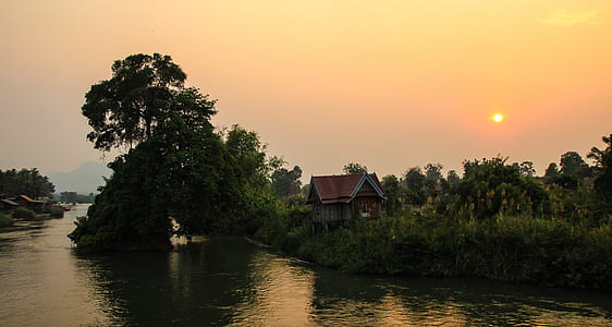 house near body of water thumbnail