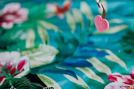Details of romantic red bedding thumbnail
