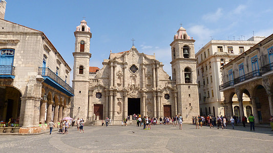 Large church and courtyard in Havana, Cuba thumbnail