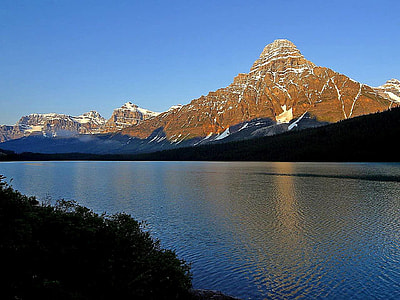 Mountain and Lake landscape scenic in Banff National Park, Alberta, Canada thumbnail