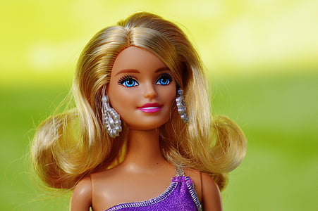 closeup photo of blonde Barbie doll thumbnail