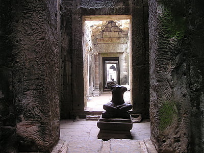 statue near wall thumbnail