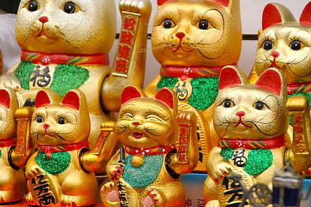 pile of maneki-neko thumbnail