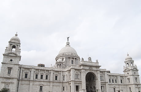 white concrete cathedral thumbnail
