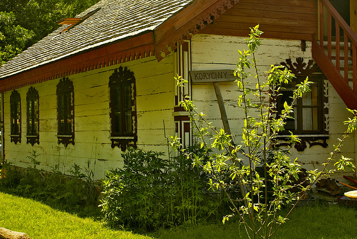 Cottage House, Window Decorations