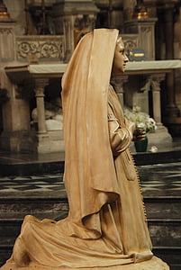 shallow focus photography of woman statue thumbnail