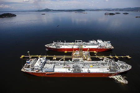 oil rig between two ships thumbnail