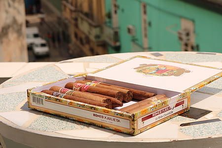 cigar in box on table thumbnail
