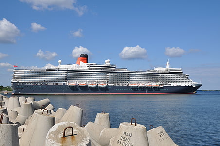 ship on body of water thumbnail