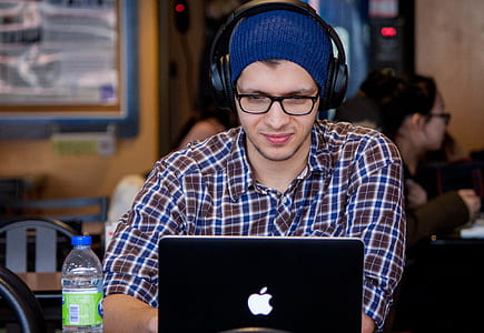 man using MacBook thumbnail