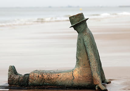 sitting man statue thumbnail