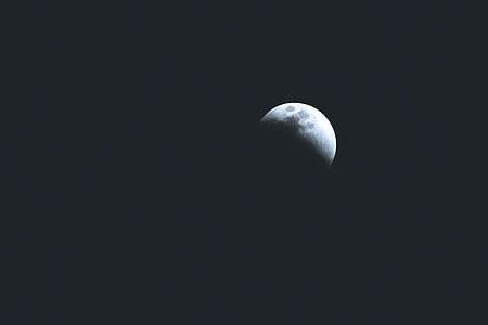Image of a half moon in the night sky stars thumbnail