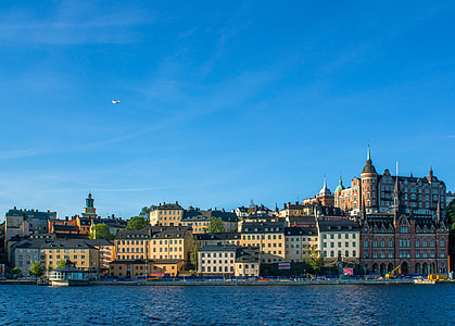 high-rise and low-rise buildings near body of water thumbnail
