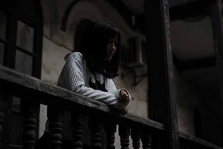 woman leaning his elbow on rail thumbnail