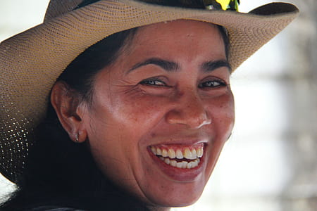 woman wearing beige sun hat thumbnail