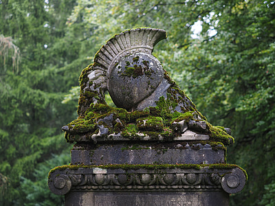 gray concrete statue thumbnail