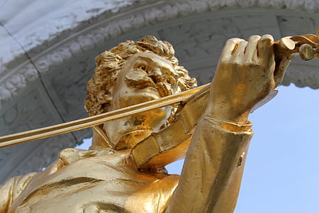 person playing violin sculpture thumbnail