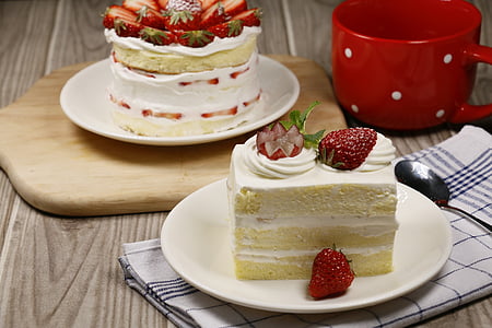 sliced vanilla cake with strawberries thumbnail