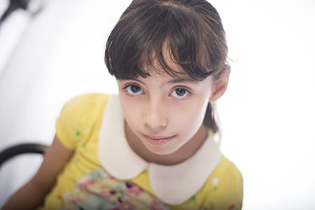 Girl in Yellow and White Collared Short-sleeved Top thumbnail