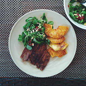 Roastbeef with grilled pineapple and greens thumbnail