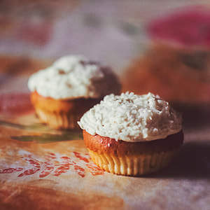 round cupcakes with icing toppings thumbnail