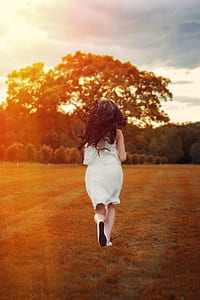 photo woman wearing white dress towards tree thumbnail