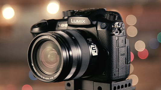 shallow focus photography of black Lumix camera thumbnail