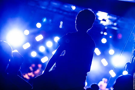 boy watching concert thumbnail