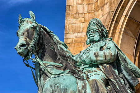 man riding horse statue thumbnail