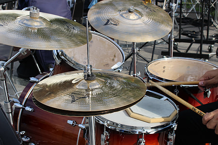 closeup photo of drum set thumbnail