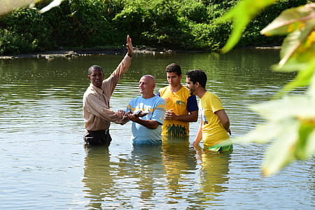 four men on body of water thumbnail