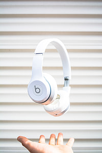 white Beats by Dr. Dre wireless headphones thumbnail