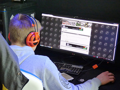 man holding black computer mouse thumbnail