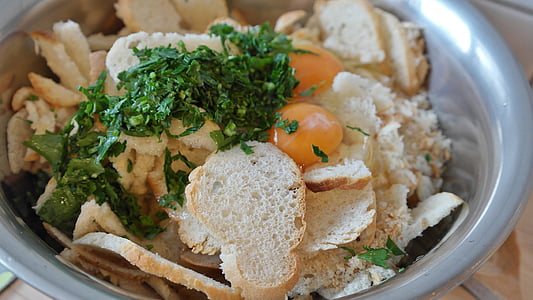 bowl of bread salad thumbnail