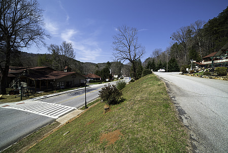 Road and driveway landscape in Helen, Georgia thumbnail