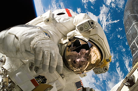 astronaut digital wallpaper thumbnail