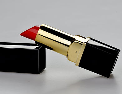 slanted red lipstick on box thumbnail