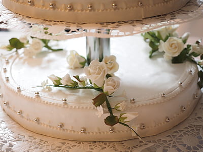 white icing-covered 2-layer cake thumbnail
