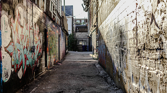 street with walls thumbnail