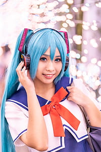 Hatsune Miku cosplayer thumbnail