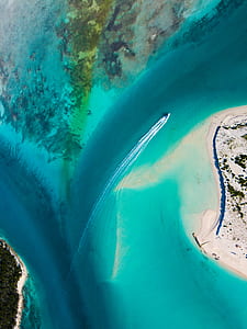 aerial photography of boat on sea thumbnail